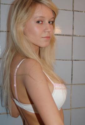 La blonde amateur M@!ina taquine