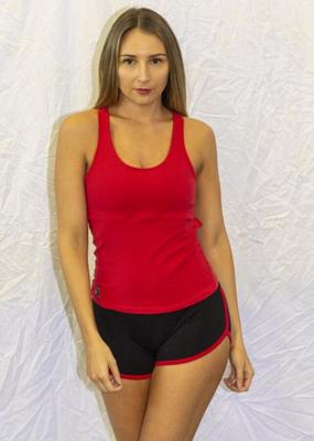 Tashia McIntosh Top rojo y pantalones cortos negros