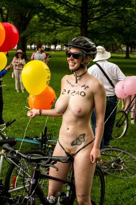 2020.07.05 Chicas desnudas en el mundo de la ciudad Paseo en bicicleta desnuda 2020