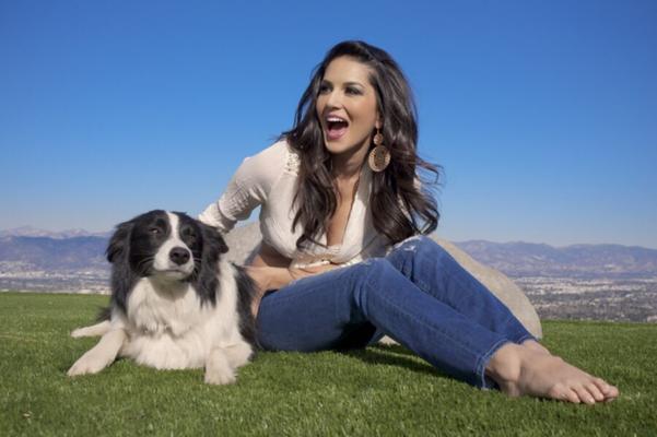 Sunny Leone brincando com cachorrinhos