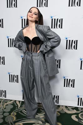 Dove Cameron - asiste a los premios BMI Pop