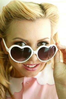 Lexi Belle orden arriba