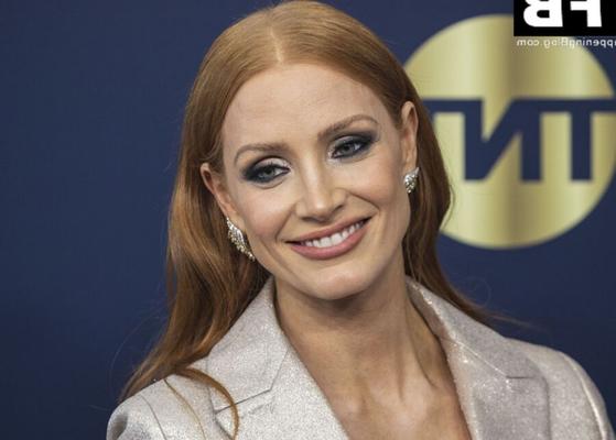 Jessica Chastain trägt alle einen Anzug ohne Hemd