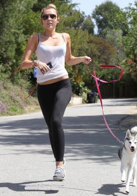 Miley Cyrus court avec son chien