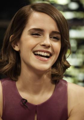 Emma Watson perfeita em roxo