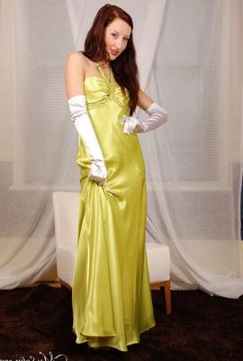 Mysatin Sophia : Robe longue en satin jaune.