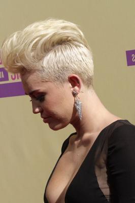 Miley Cyrus grandes tetas y cabeza zumbada