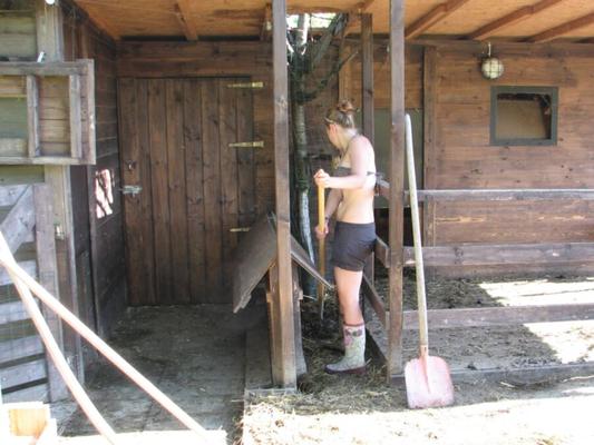 Cindy - Douche après le travail à la ferme