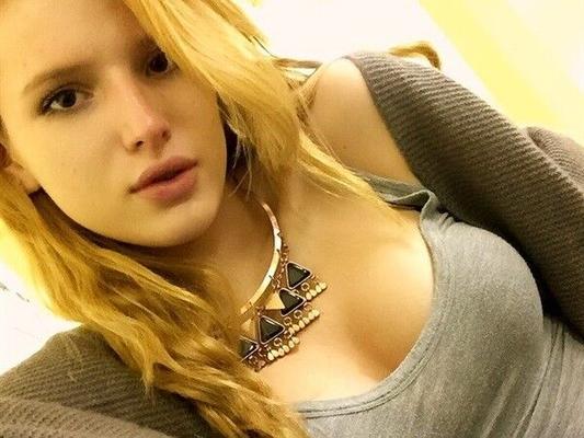 Bella Thorne (voir à travers)