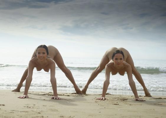 Sun, sand, girls, flexy