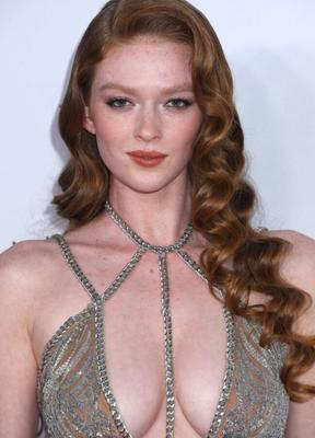 Larsen Thompson, rousse incroyablement chaude, animal de compagnie BDSM en spe