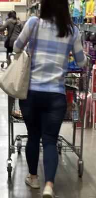 Costco-Sichtungen – MILF in blauem Pullover mit Tischdeckenmuster