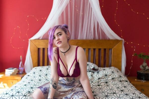 Suicide Girls - Gloom - L'anneau va vers le sud