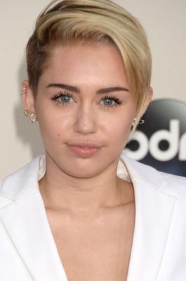 Miley Cyrus en tailleur-pantalon torse nu