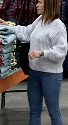 Costco-Sichtung – Mini-MILF mit weitem Pullover bläst Blase