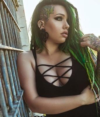 Goth aux cheveux verts