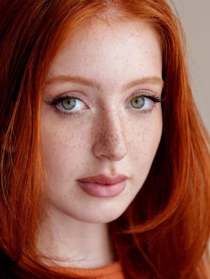 Sessão de fotos nuas de modelo ruiva esbelta