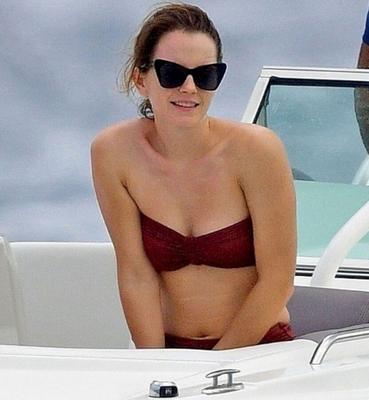 Emma Watson a l'air épaisse dans son bikini