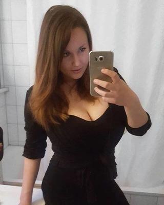 @SASTIZA Selfie Große Titten Brüste Göttin ZUFÄLLIGE WANK-DATEI