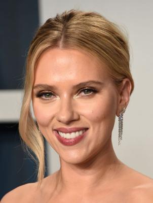 Scarlett Johansson exhibe son encre