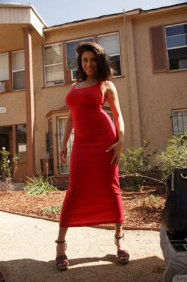 Darcie Dolce em vestido vermelho pela cidade