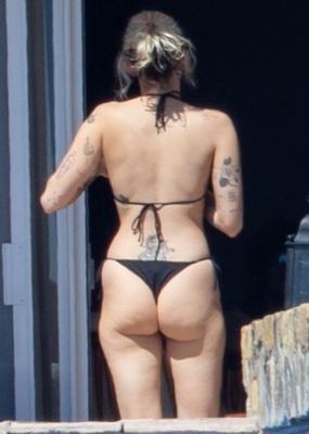 Miley Cyrus em uma tanga preta minúscula