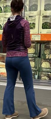 Costco Sightings – Bunt gekleidete brünette MILF-Mutter von