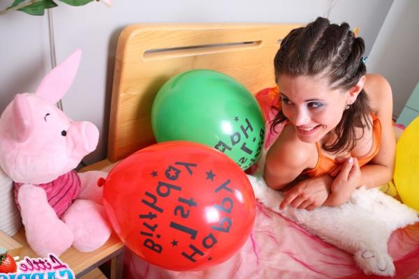 La pequeña Caprice jugando con sus globos