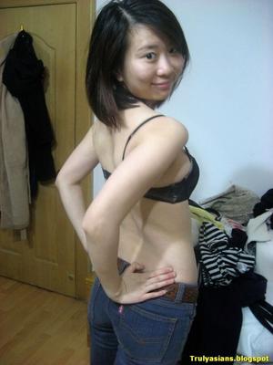 fille chinoise posant nue