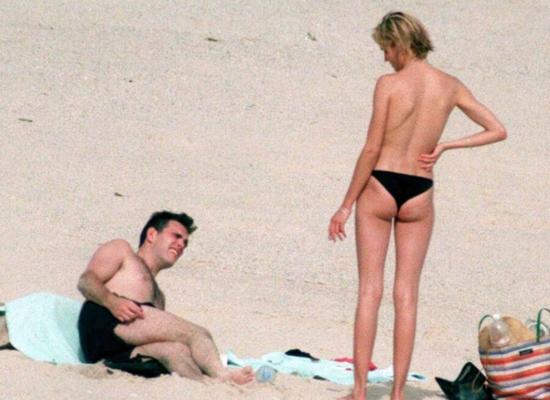 Cameron Diaz couple nu sexy sur une plage publique