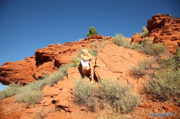 Emma Mae glamour nua no deserto