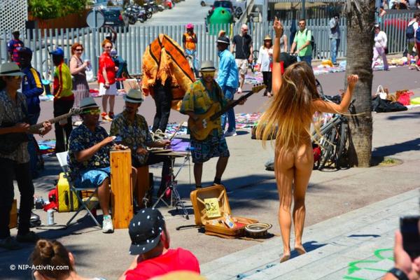 Friederike nue en public