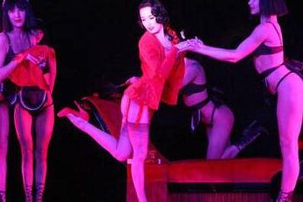 Dita von Teese e Crazy Horse: show girls sensuais