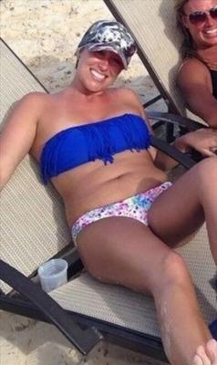 Bikini blonde MILF à jouir sur