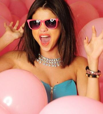 Selena Gomez spielt mit Luftballons