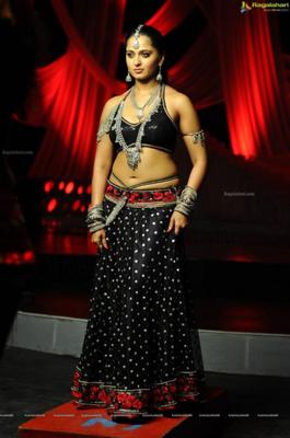 Anushka Shetty - Poses de baile sensuales y calientes de una sexy actriz india