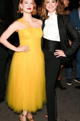 Jessica Chastain luce sexy en amarillo