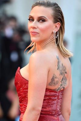 Scarlett Johansson em brasa com vestido justo