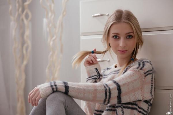 Chica flaca con trenzas se masturba su apretado coño