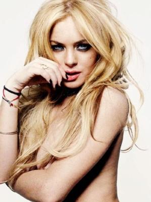 Lindsay Lohan pose seins nus