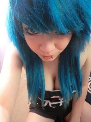 Emo aux cheveux bleus avec de belles cruches naturelles