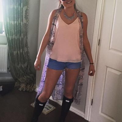 British Teen Chav - Loves an Upskirt and wearing shorts!