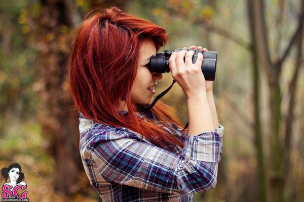 Garota gótica na natureza