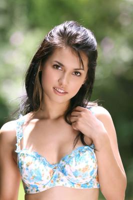 Maria Ozawa takes off her flowery undies