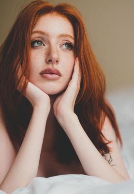 Prise de vue photo nue d'un modèle rousse élancé