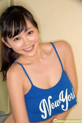 Anri Sugihara, bikini étriqué