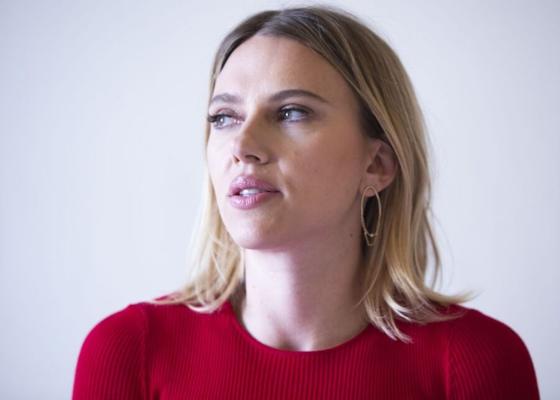 Scarlett Johansson MILF chaude avec un joli visage