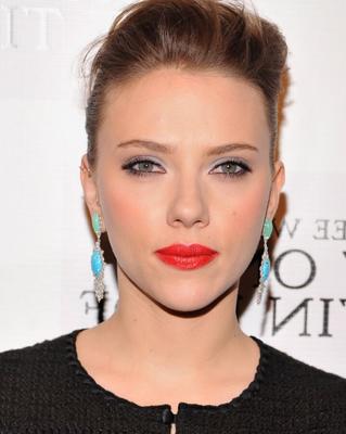 Enger schwarzer Anzug von Scarlett Johansson