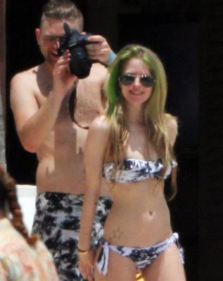 Avril Lavigne en la playa