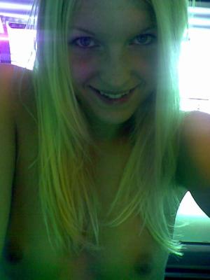 Superbe fille blonde selfie nus jouets